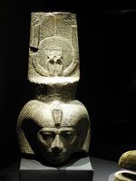 Tête de la femme d’Amon, Chepenoupet II fille du roi Piânkhy, coiffée de la couronne d’Hathor